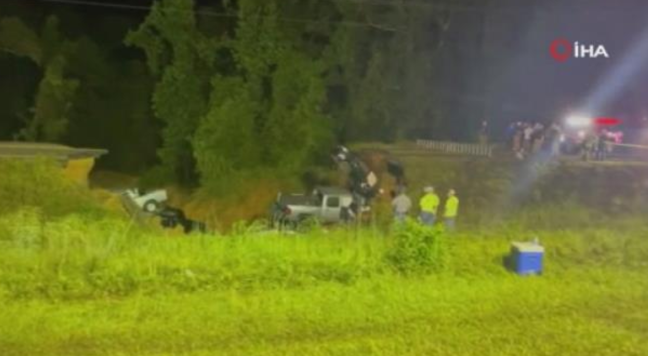 ABD'de şiddetli yağışların ardından yol çöktü! 2 ölü 10 yaralı var